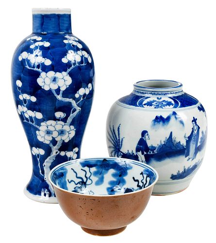 THREE PIECES CHINESE BLUE AND WHITE 37aa83