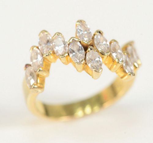 18 KARAT GOLD RING SET WITH TWELVE 37abb1