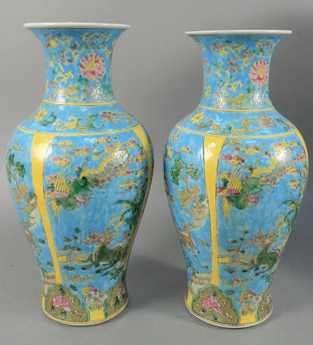 PAIR OF CHINESE PORCELAIN VASES 37add8