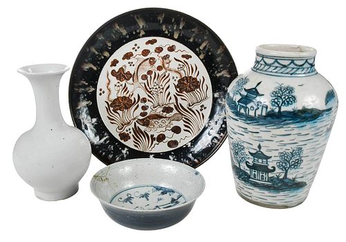 FOUR PIECES OF CHINESE PORCELAINcomprising: