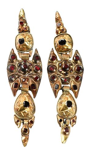 GOLD AND GARNET EARRINGSMiddle 379622