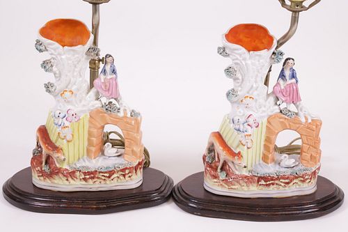 PAIR OF STAFFORDSHIRE SPILL VASES 37c302