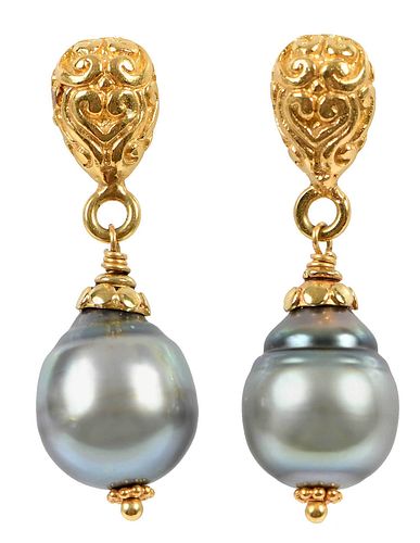 18KT PEARL EARRINGSeach with one 37c4bd