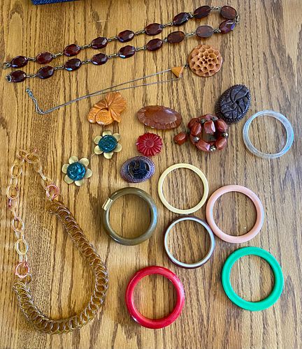 17 PIECES OF VINTAGE BAKELITE JEWELRY17