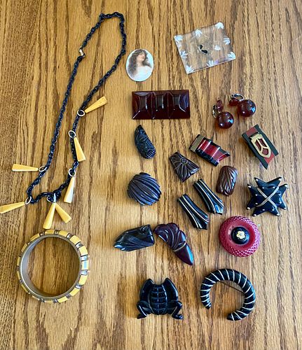 17 PIECES OF VINTAGE BAKELITE JEWELRY17