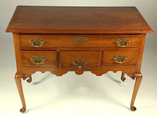 AMERICAN ANTIQUE QUEEN ANNE LOWBOY 37c99b