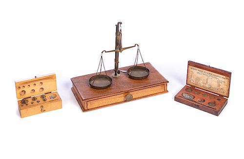 ANTIQUE WOOD AND BRASS SCALES WITH WEIGHTSExcellent