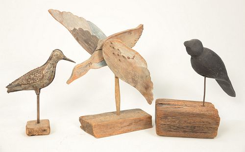THREE CARVED BIRD FIGURES TO INCLUDE 37b1ff