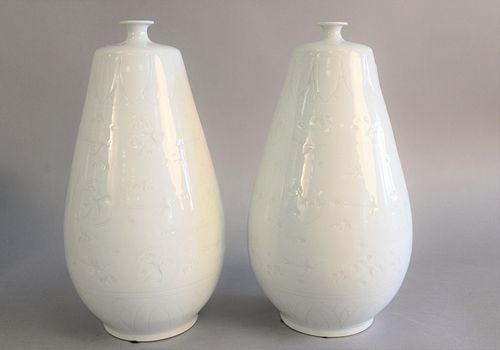 PAIR OF KOREAN PORCELAIN COVERED