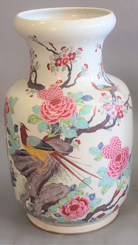 LARGE CHINESE PORCELAIN VASE WITH PAINTED