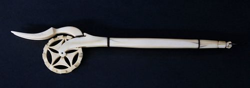 ANTIQUE WHALE IVORY PIE CRIMPER,