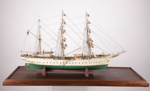 CASED SHIP MODEL OF A GREEN HULL 37be87