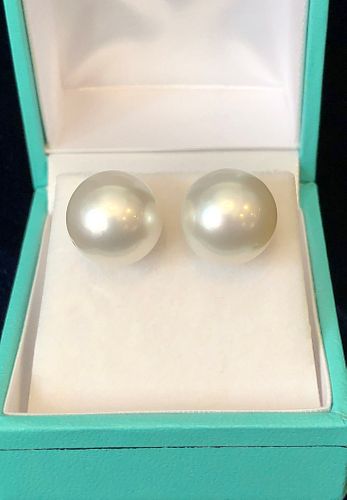 PAIR OF FINE 12.4MM WHITE SOUTH