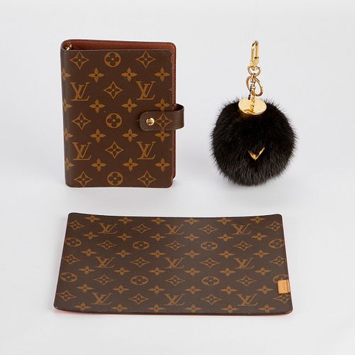 3 LOUIS VUITTON - POM, MOUSEPAD,