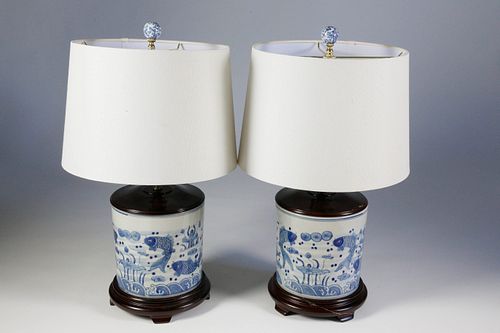 PAIR OF BLUE AND WHITE CHINESE