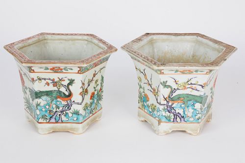 PAIR OF PETITE CHINESE PORCELAIN