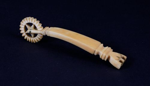 WHALER MADE WHALE IVORY PIE CRIMPER  37f0e5