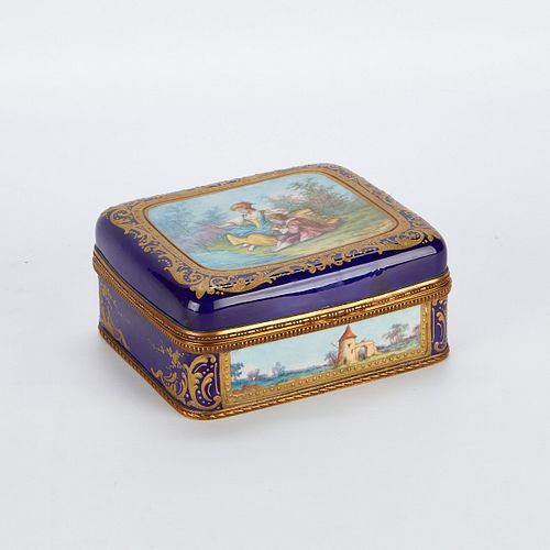 LARGE SEVRES STYLE PORCELAIN BOXFrench 37f38d