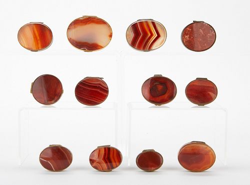 GRP: 12 RED AGATE SNUFF BOXESGroup