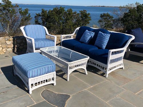 WHITE VINYL OUTDOOR WICKER SETTEE  37f80d