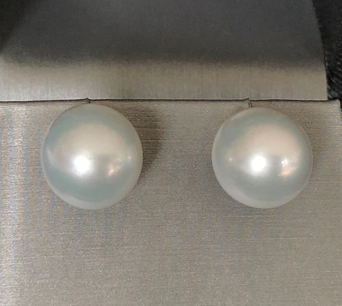 FINE PAIR OF 13MM WHITE SOUTH SEA