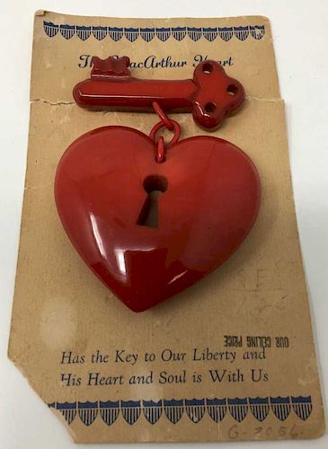 LARGE RED BAKELITE MACARTHUR HEART 37dcc7