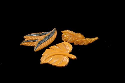 3 CARVED BAKELITE FOLIAGE PINS3 37dd13