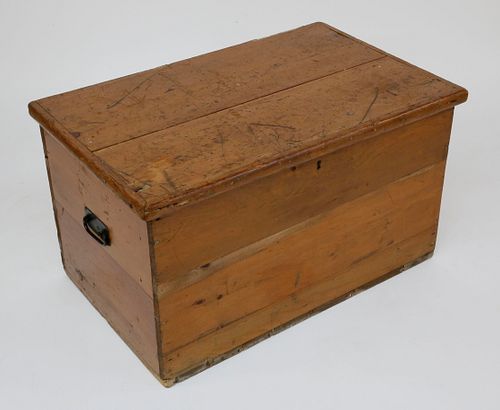 1930S PINE HINGE TOP TRUNK WITH 37de77