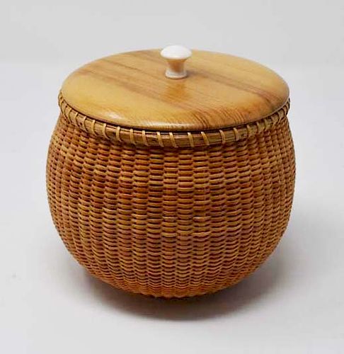 NANTUCKET BASKET WITH WOODEN LIDNantucket