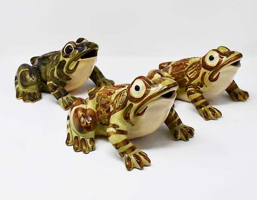 3 BRUSH POTTERY FROGS3 Brush pottery