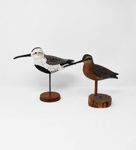 2 CARVED WOODEN SHORE BIRDS2 carved 37e282