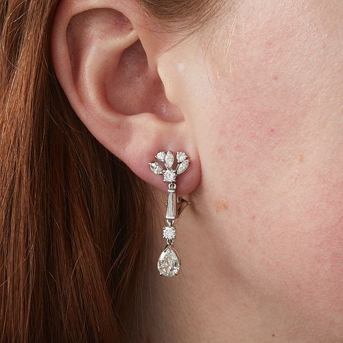 14K WHITE GOLD DIAMOND DANGLE EARRINGSPair 37e65a