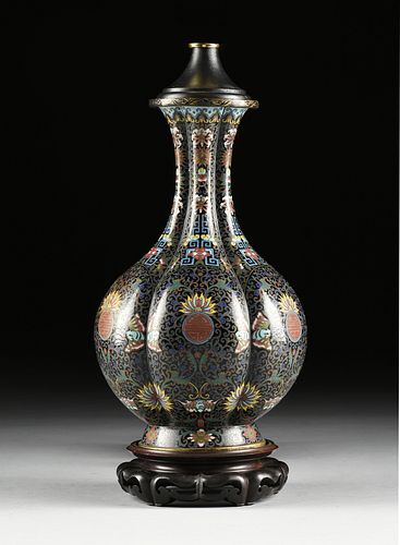 AN ANTIQUE CHINESE POLYCHROME ON