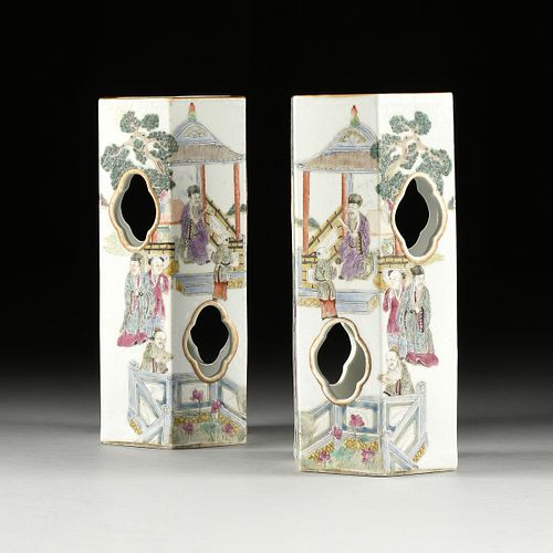 A PAIR OF QING DYNASTY STYLE FAMILLE 3813de