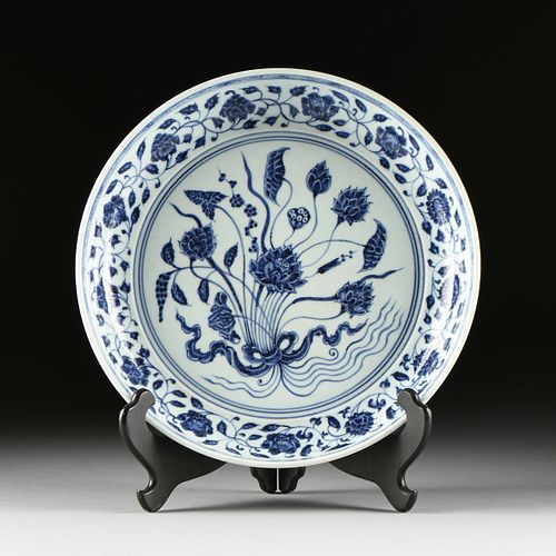A MING DYNASTY STYLE BLUE AND WHITE 38146b