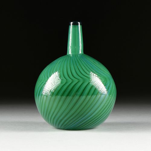 A GREEN NUUTAJARVI NOTSJO ART GLASS