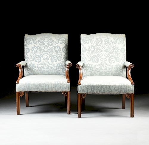 A PAIR OF BAKER FURNITURE ARMCHAIRS  381b7f