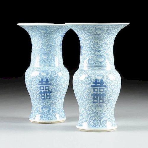 A PAIR OF CHINESE BLUE AND WHITE 381cf4
