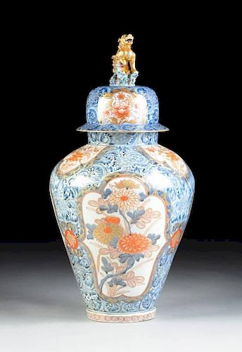 A LARGE JAPANESE IMARI LIDDED VASE  381d29