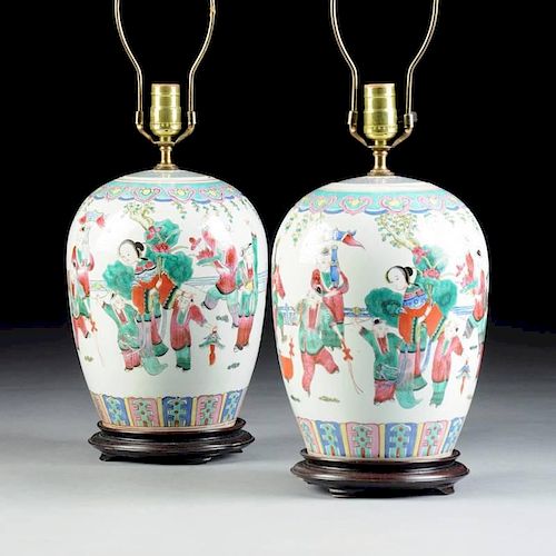 A PAIR OF CHINESE FAMILLE ROSE 381e0c