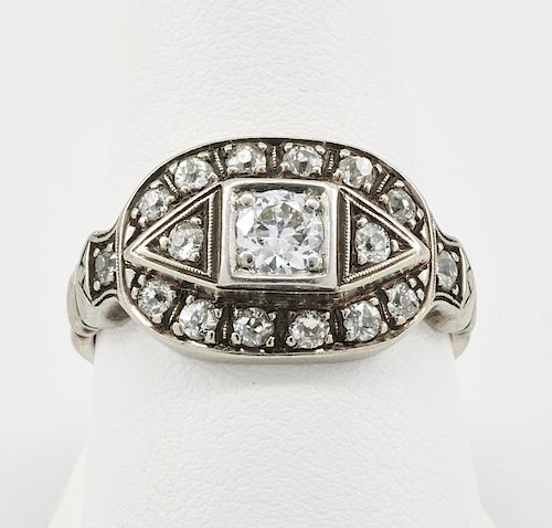 18K WHITE GOLD & DIAMOND RING,