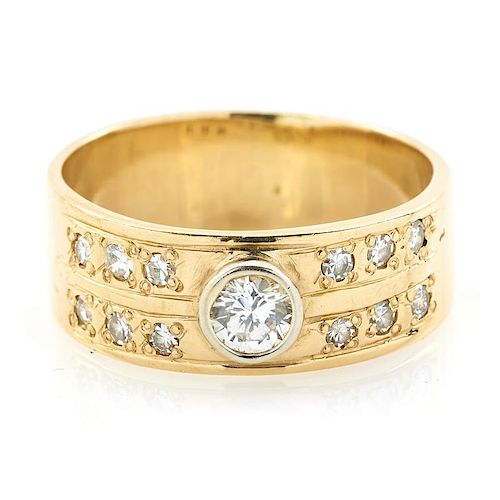 18K YELLOW GOLD AND DIAMOND RING,