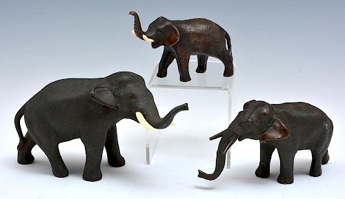 GROUPING OF THREE JAPANESE BRONZE ELEPHANTSGrouping