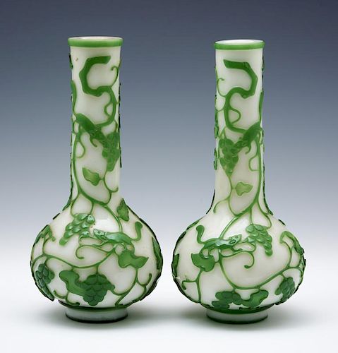 PAIR OF CHINESE WHITE AND GREEN 3822ae