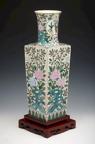 CHINESE SQUARE BALUSTER FORM VASE ON