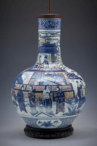 CHINESE BLUE AND WHITE VASE LAMPChinese 3822d4
