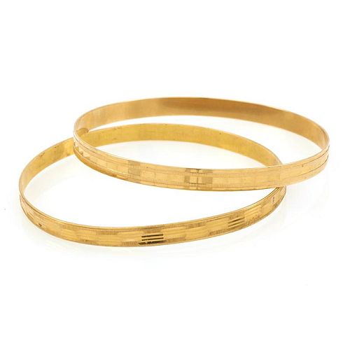 18K YELLOW GOLD SET OF TWO BANGLES.18k