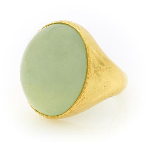 22K YELLOW GOLD AND JADE RING.22k Yellow