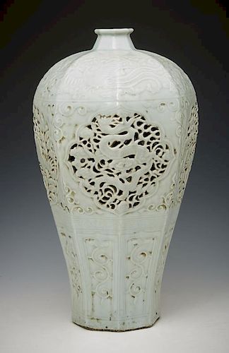 CHINESE LARGE RETICULATED BALUSTER 382454