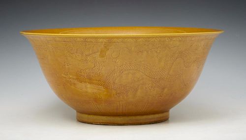 CHINESE LARGE YELLOW GLAZED BOWL Chinese 382456